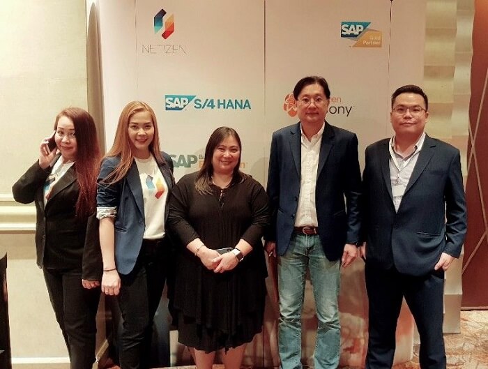 ทีม Netizen ถ่ายภาพร่วมกับทีม SAP Thailand