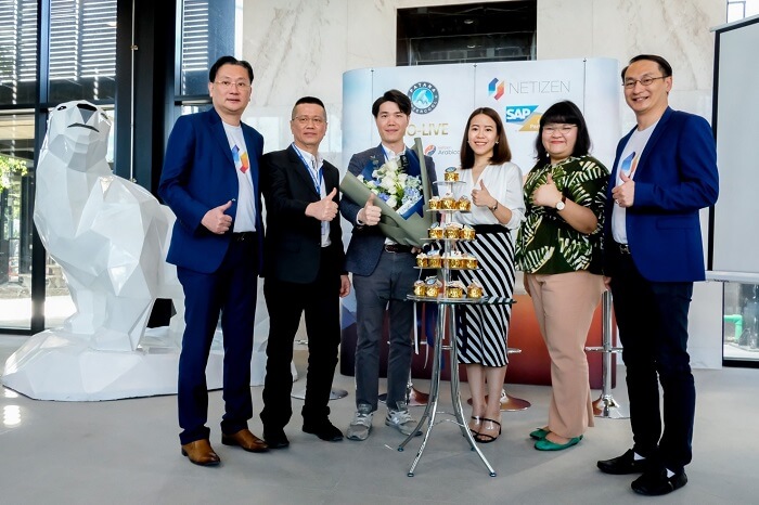 Sap Thailand ร่วมมอบเค้กและดอกไม้ ให้กับ บริษัท พัฒนาอินเตอร์คูล จำกัด เพื่อแสดงความสำเร็จการวางระบบ Netizen Arabica