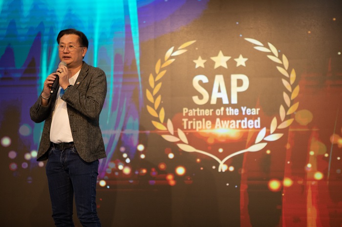 คุณกฤษดา สาธุกิจชัย Founder Netizen ร่วมกล่าวแสดงความยินดี Netizen ได้รับรางวัล SAP Partner of The Year ถึง 3 ปีซ้อน