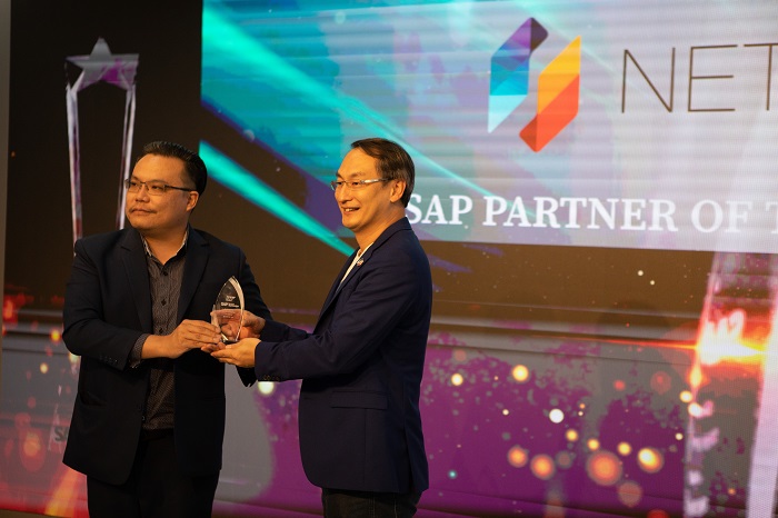 คุณเสรี สาธุกิจชัย CEO Netizen ขึ้นรับรางวัล SAP Partner of The Year 2019