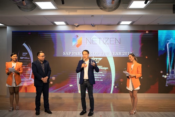 คุณเสรี สาธุกิจชัย CEO Netizen ขึ้นรับมอบรางวัลและกล่าวแสดงความยินดีในการรับรางวัล SAP Partner Of The Year 2019